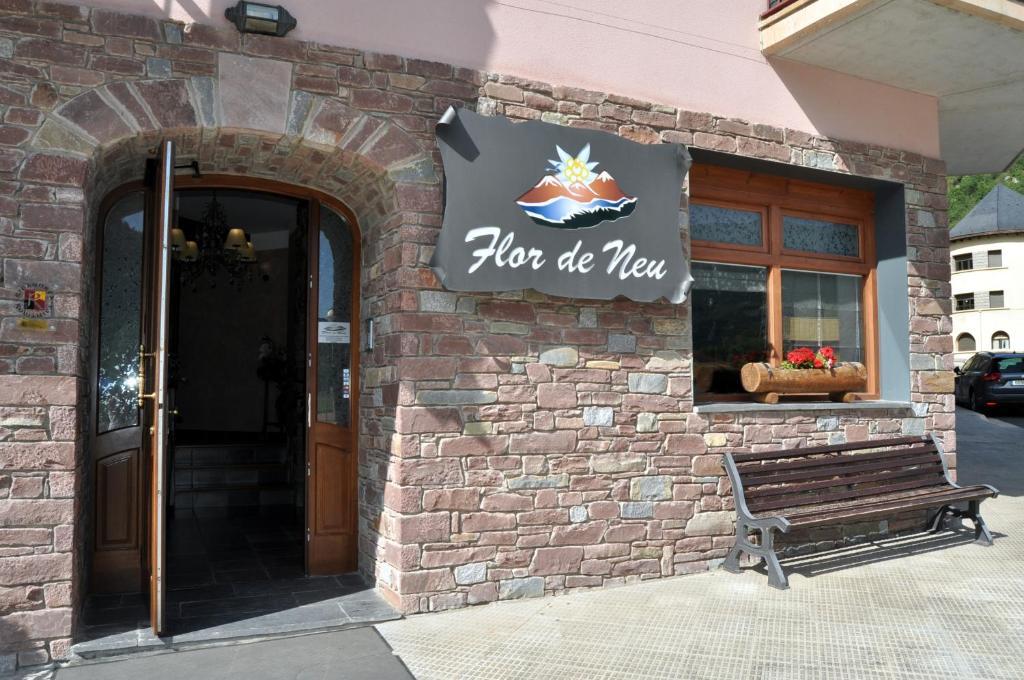 Hotel Flor De Neu El Pont de Suert Exteriör bild